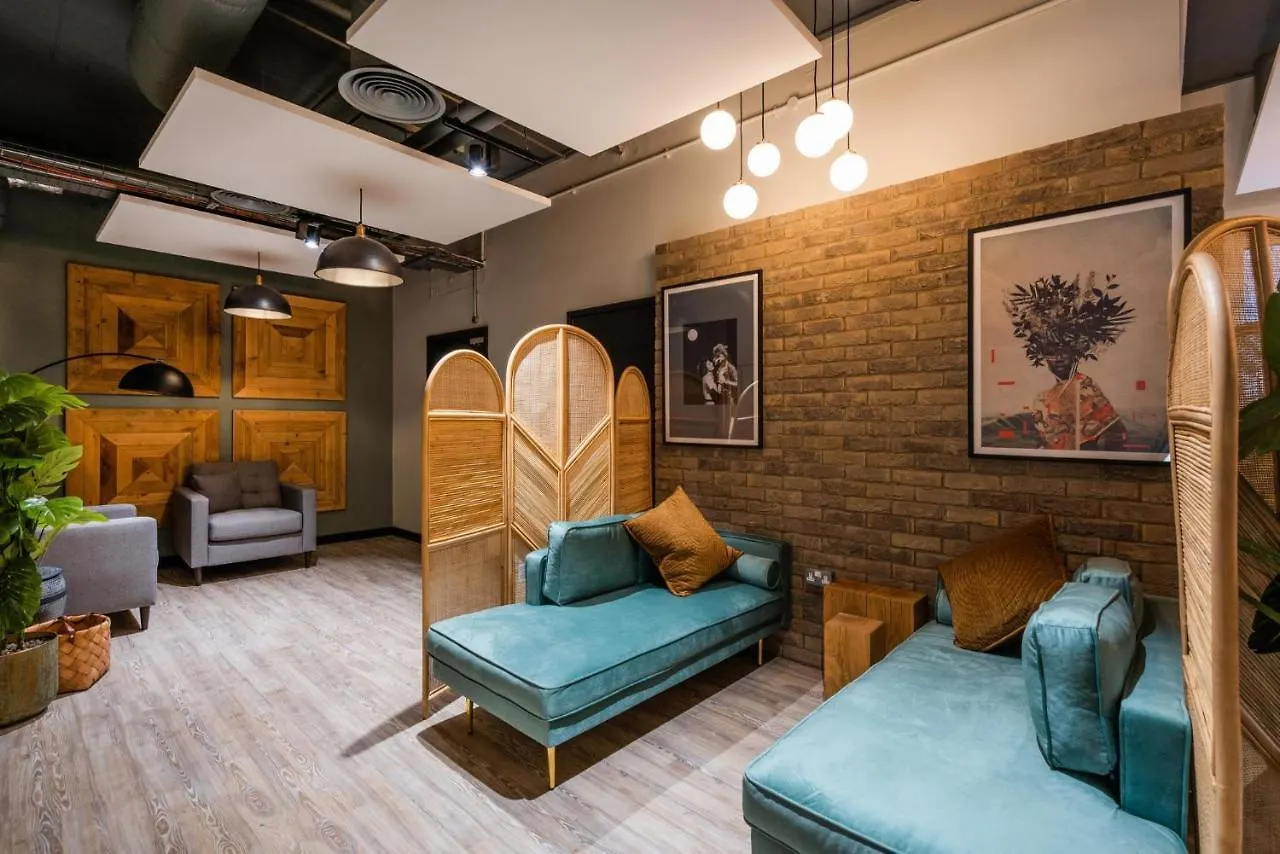 Apartment Hillfort House: Modern Studios with Shared Kitchen in Brighton